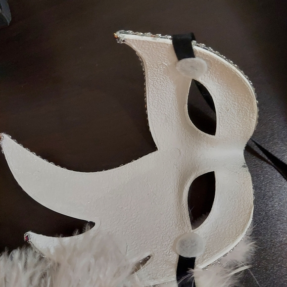 Women's ostrich feather venetian masquerade mask. White/Silver. - Picture 5 of 6